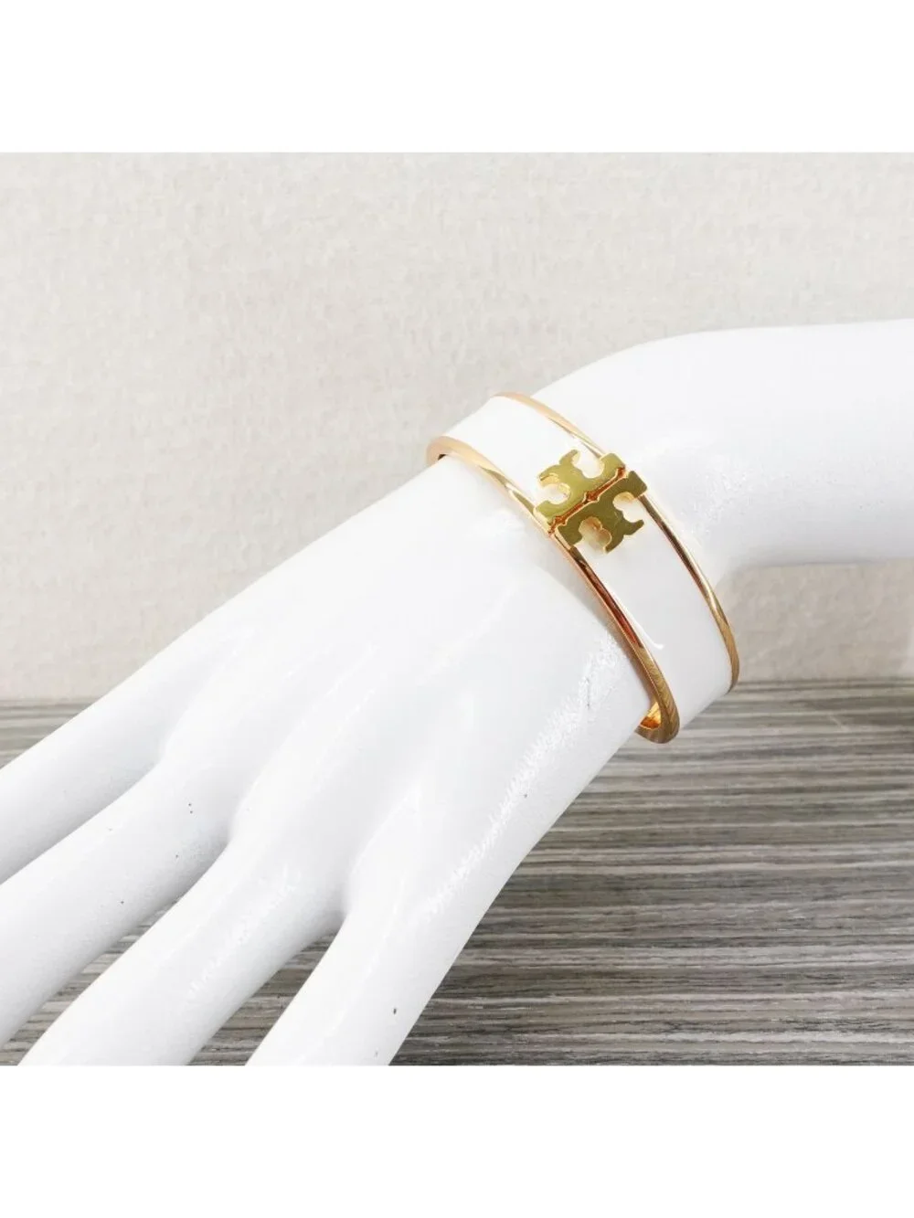 Tory Burch Enameled Kira Logo Hinged Bracelet Gold/ Ivory OS